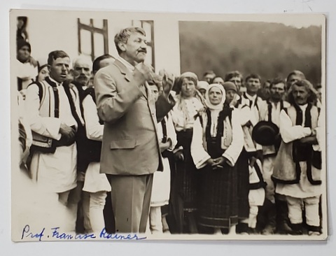 DOCTORUL FRANCISC IOSIF RAINER VORBIND LA O SEZATOARE , FOTOGRAFIE , INTERBELICA