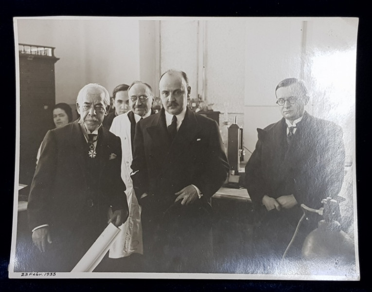 DOCTORUL NEUROLOG GHEORGHE MARINESCU , CU DECORATIA ' LEGIUNEA DE ONOARE ' , INTR - UN LABORATOR MEDICAL , FOTOGRAFIE DE D. RADULESCU  - ZIARUL 'UNIVERSUL ' , DATATA 23 FEBRUARIE 1935