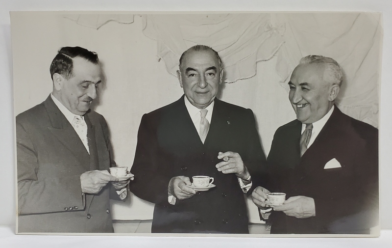 DOCTORUL PROFESOR LAFFONT IMPREUNA CU DOI COLEGI ROMANI , FOTOGRAFIE , 1957