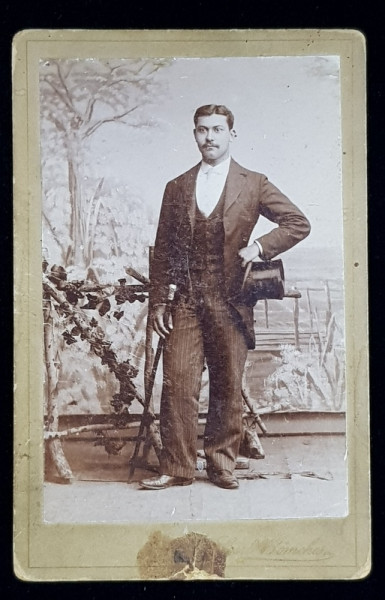 DOCTORUL TITU DEMETRESCU  STUDENT , FOTOGRAFIE TIP CABINET , FACUTA IN STUDIOUL CARL BOMCHES DIN BUZAU , FOTOGRAFIE LIPITA PE CARTON , 1891