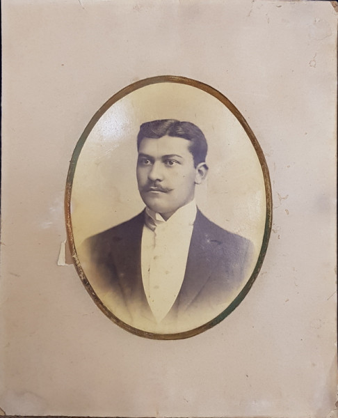 DOCTORUL TITUS DEMETRESCU , PORTRET IN TINERETE , CU PASPARTU DECUPAT OVAL , SFARSITUL SECOLULUI XX