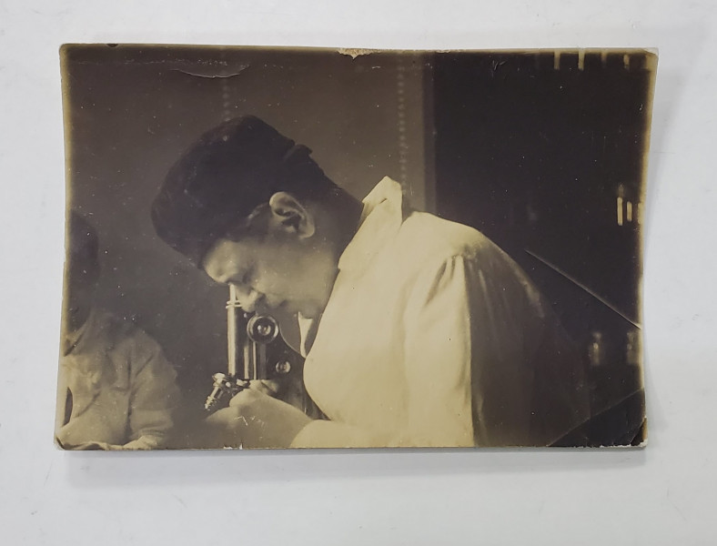 DOCTORUL VICTOR PAPILIAN PRIVIND PRIN MICROSCOP , FOTOGRAFIE , 31 FEBRUARIE , 1938