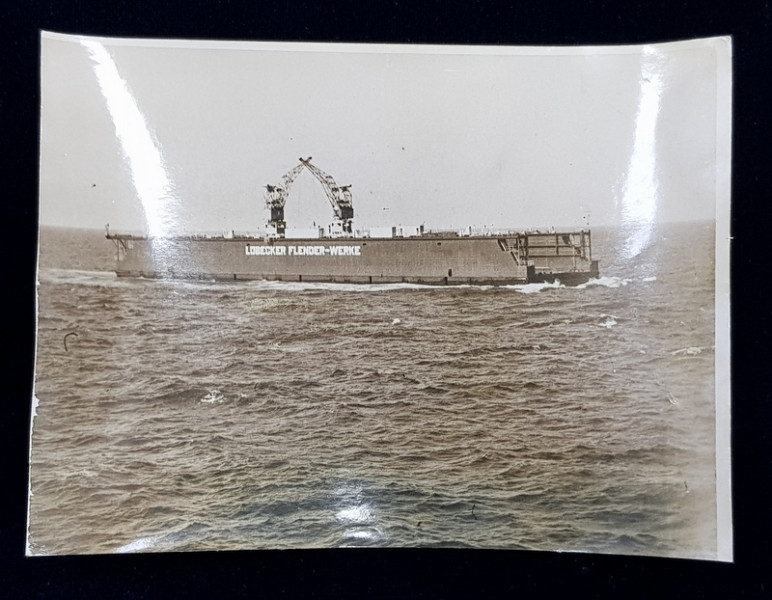 DOCUL PLUTITOR IN LARG SPRE CONSTANTA , FOTOGRAFIE DE IOSIF BERMAN, MONOCROMA, PERIOADA INTERBELICA