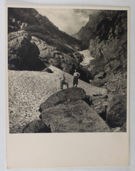 DOI ALPINISTI PE VALEA ALBA , BUCEGI , FOTOGRAFIE , DATATA AUGUST , 1936