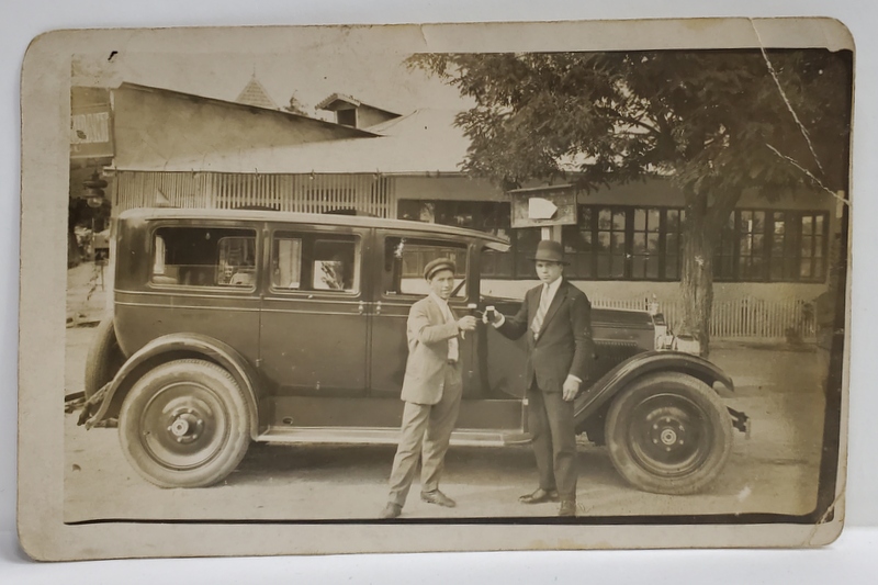 DOI BARBATI CIOCNIND UN PAHAR LANGA UN AUTOMOBIL DE EPOCA , FOTOGRAFIE TIP CARTE POSTALA , INTERBELICA