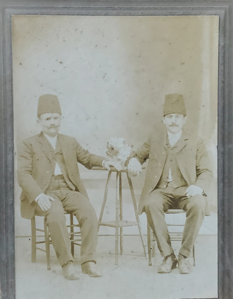 DOI BARBATI DIN BALCANI , IN STUDIO , FOTOGRAFIE CABINET , CCA. 1900