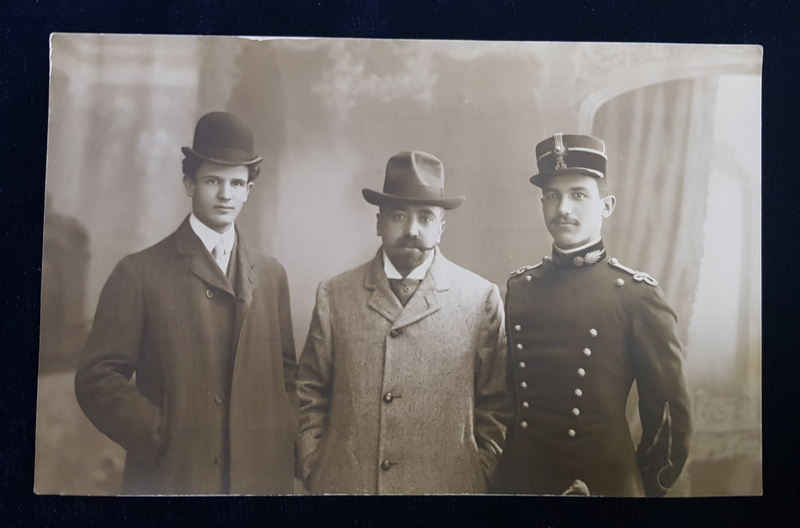 DOI CIVILI SI UN OFITER POZAND IN STUDIO , FOTOGRAFIE TIP CARTE POSTALA , MONOCROMA, NECIRCULATA , INCEPUTUL SECOLULUI XX