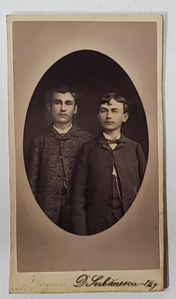 DOI ELEVI ROMANI , FOTOGRAFIE C.D.V. , SFARSITUL SEC. XIX
