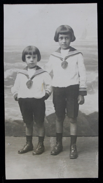 DOI FRATI  IN COSTUME DE MARINAR , POZAND IN STUDIO , FOTOGRAFIE MONOCROMA, PE HARTIE CERATA , DATATA 1915