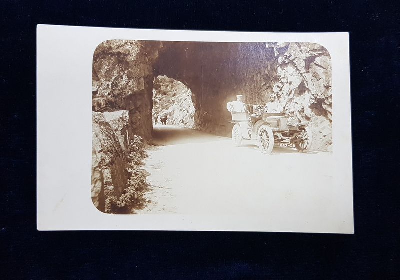 DOI OFITERI INTR- O MASINA DE EPOCA , DECAPOTABILA , LANGA UN TUNEL , LA MUNTE , FOTOGRAFIE TIP CARTE POSTALA , MONOCROMA, NECIRCULATA , INCEPUTUL SECOLULUI XX