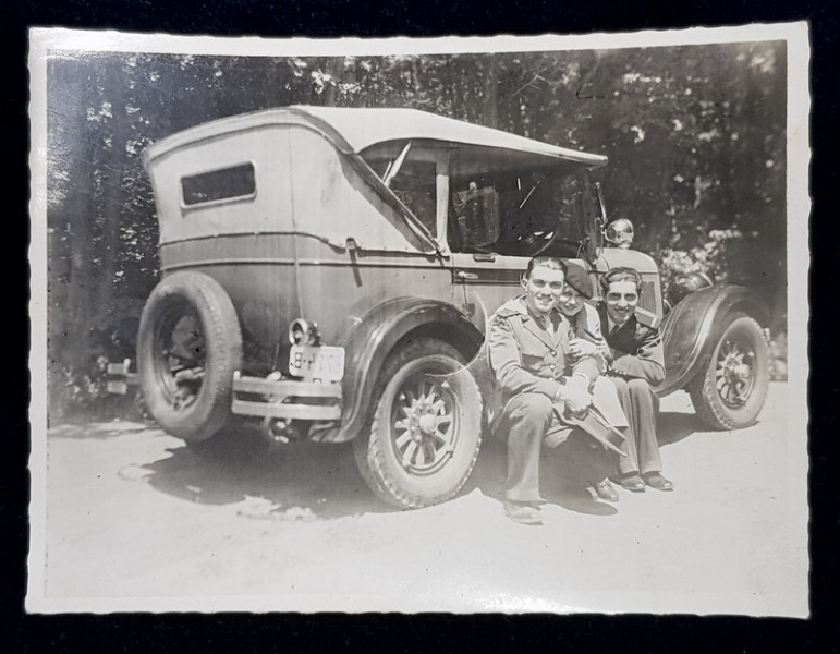 DOI OFITERI SI O DOAMNA CU MASINA LA PADURE  , FOTOGRAFIE MONOCROMA , DATATA 1934