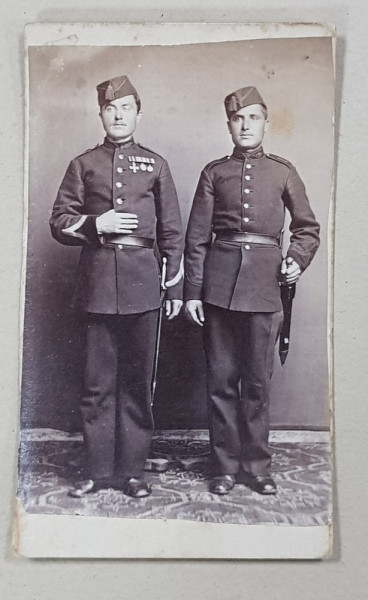 DOI OSTASI , FOTOGRAFIE IN STUDIO , FORMAT CARTE DE VIZITA , AUTOR NECUNOSCUT , SFARSITUL SECOLULUI XIX
