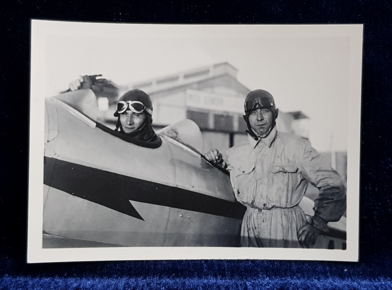DOI PILOTI LANGA CARLINGA UNUI AVION , FOTOGRAFIE MONOCROMA, FORMAT MIC , PE HARTIE LUCIOASA , PERIOADA INTERBELICA