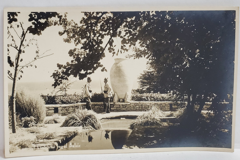 DOI SOLDATI DIN GARDA  CASTELUI REGAL DIN BALCIC , PE TERASA DINSPRE MARE , FOTO ORIG. NORLAND , BUC. , FORMAT CARTE POSTALA , INTERBELICA