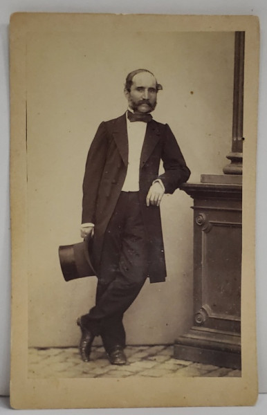 DOMN CU JOBEN , IN STUDIO , FOTOGRAFIE C.D.V. , SFARSITUL SEC. XIX