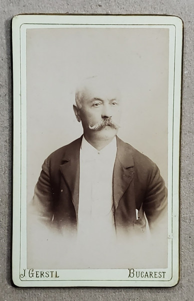 DOMN CU MUSTATA IN FURCULITA , FOTOGRAFIE C.D.V. , FOTOGRAF J. GERSTL , BUCURESTI , SFARISTUL SEC. XIX