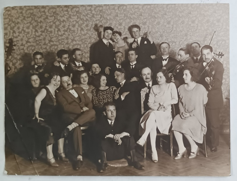 DOMNI , DOAMNE, ORCHESTRA , POZA DE GRUP LA O PETRECERE , PERIOADA INTERBELICA