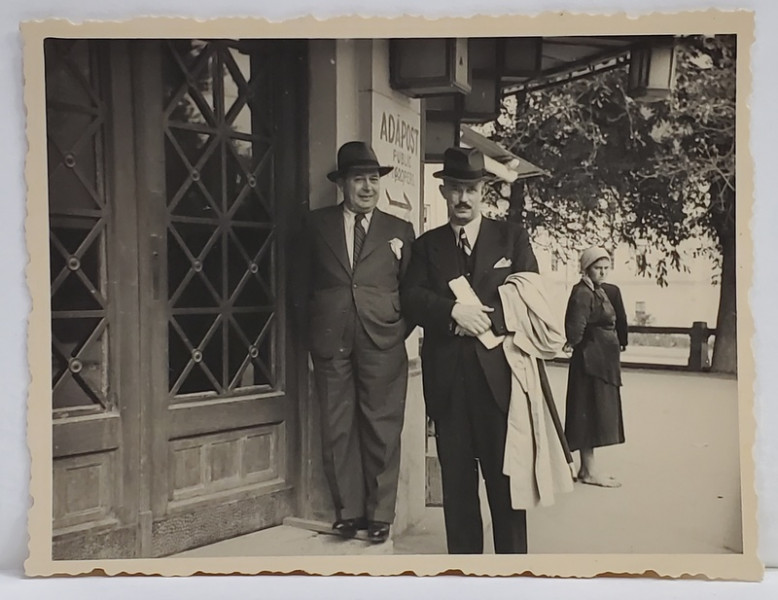 DOMNI IN COSTUME DE EPOCA , LANGA UN INDICATOR DE ' ADAPOST ' , FOTOGRAFIE ANII '40