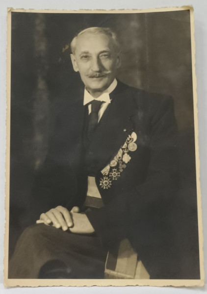DOMNUL G. MACARESCU , IN TINUTA DE GALA CU CINCI DECORATII LA REVER , FOTO. GUGGENBERGER MAIROVICH , BUC. , SEMNATA OLOGRAF SI DATATA  1939