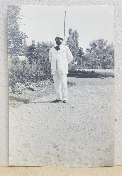 DOMNUL RIOSANU , PROPRIETARUL MOSIEI DE LA IZBICENI , POZAND IN GRADINA , IN COSTUM ALB SI PALARIE COLONIALA , FOTOGRAFIE PE HARTIE MATA , DATATA 1912