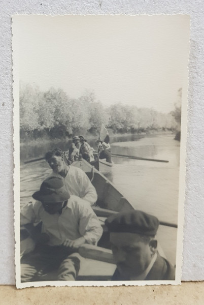 DOUA BARCI CU PESCARI IN BALTA BRAILEI  , FOTGRAFIE TIP CARTE POSTALA , MONOCROMA, NECIRCULATA , PERIOADA INTERBELICA