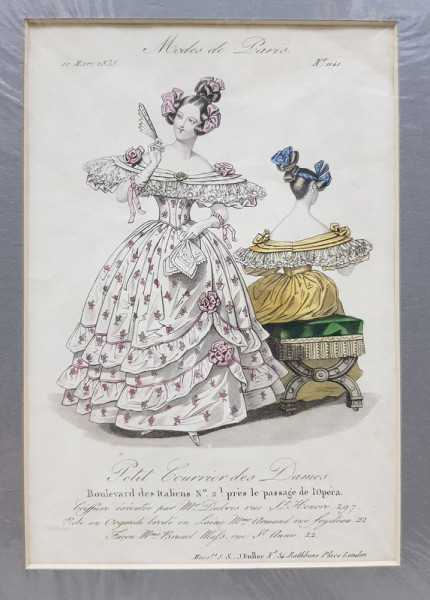 DOUA DOAMNE CU ROCHII BRODATE , GRAVURA COLORATA MANUAL , REVISTA  'MODES DE PARIS ' , 10 MARTIE 1835