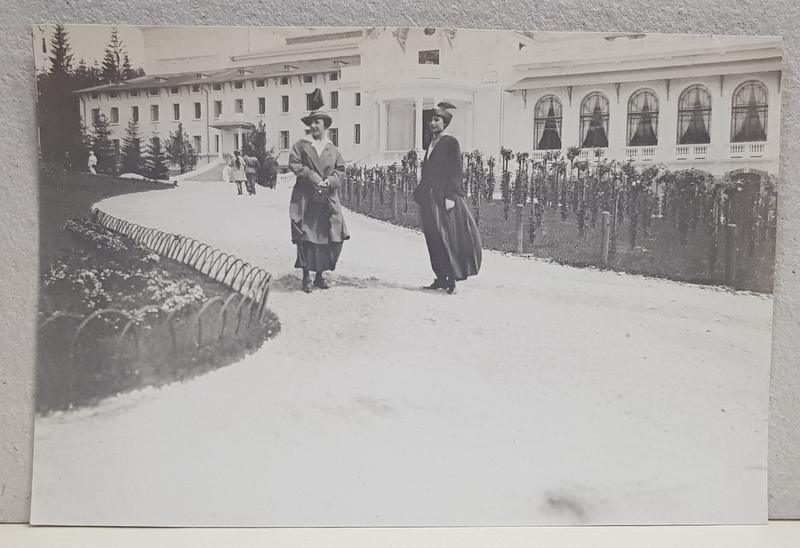 DOUA DOAMNE POZAND IN FATA CAZINOULUI DE LA SINAIA , FOTOGRAFIE MONOCROMA, DATATA PE VERSO 1915