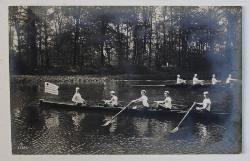 DOUA ECHIPE DE CANOTORI PE LAC , FOTOGRAFIE TIP CARTE POSTALA , MONOCROMA, NECIRCULATA , PERIOADA INTERBELICA