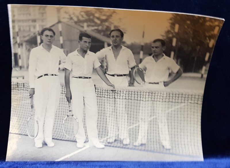 DOUA ECHIPE DE DUBLU MASCULIN , POZAND LANGA FILEU , PE TERENUL DE TENIS , FOTOGRAFIE MONOCROMA, CU OCAZIA CEFERIADEI 1940 , PE VERSO MARGINEA DIN STANGA PREZINTA EXFOLIERI *