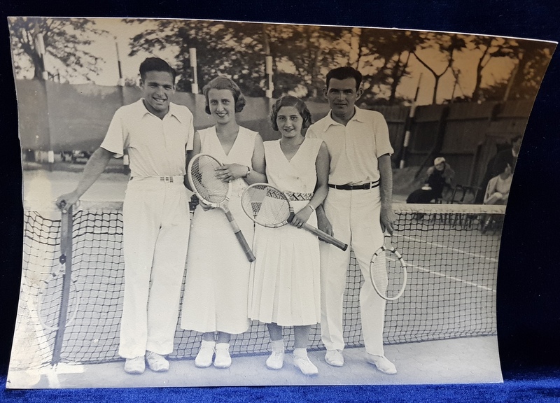 DOUA ECHIPE DE DUBLU - MIXT , POZAND LANGA FILEU , PE TERNUL DE TENIS , FOTOGRAFIE MONOCROMA, CU OCAZIA CEFERIADEI 1940 , MARGINEA DIN STANGA PREZINTA URME DE LIPITURA *