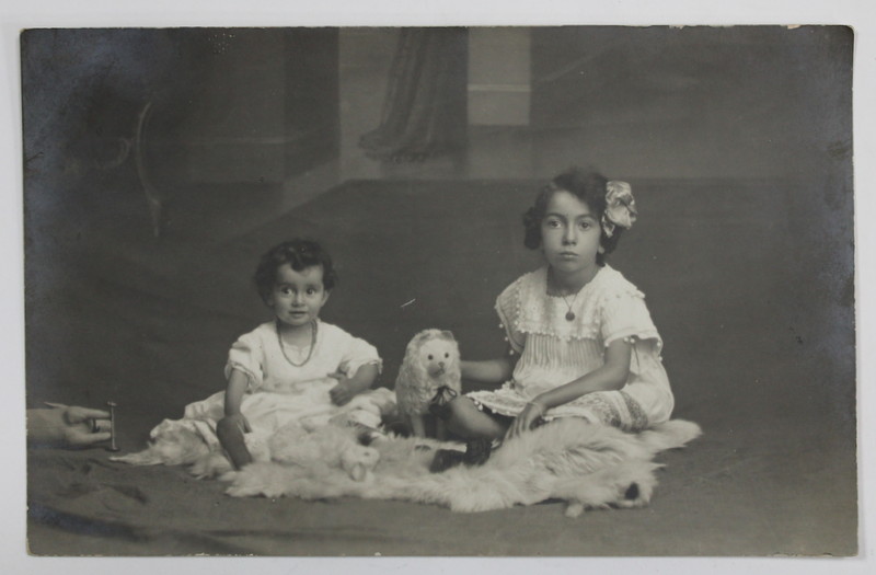 DOUA FETITE FOTOGRAFIATE IN STUDIO , FOTO. JULIETTA , BUCURESTI , TIP CARTE POSTALA , 1912