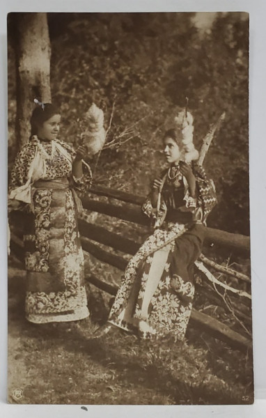 DOUA TINERE IN COSTUME POPULARE ROMANESTI , CU FURCA DE TORS  , FOTOGRAFIE , CARTE POSTALA , 1922