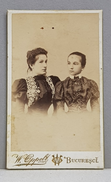 DOUA TINERE POZAND IN STUDIO , FOTOGRAFIE TIP C.D.V. , STUDIO W. OPPELT , BUCURESTI , PE SUPORT DE CARTON , CCA. 1900