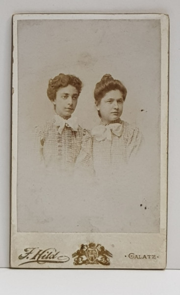DOUA TINERE POZAND IN STUDIO , STUDIO F. HILD , GALATI , FOTOGRAFIE TIP C.D.V. , MONOCROMA , DATATA 1898