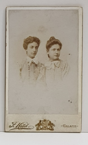 DOUA TINERE POZAND IN STUDIO , STUDIO F. HILD , GALATI , FOTOGRAFIE TIP C.D.V. , MONOCROMA , DATATA 1898