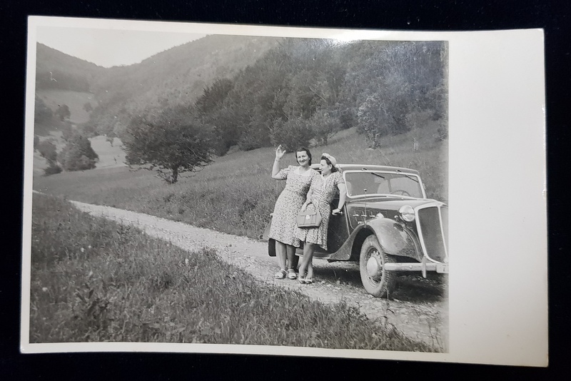 DOUA TINERE POZAND LANGA UN AUTOMOBIL DE EPOCA , PE UN DRUM DE TARA ,  INTRE DEALURI , FOTOGRAFIE TIP CARTE POSTALA , MONOCROMA, NECIRCULATA , DATATA 1941