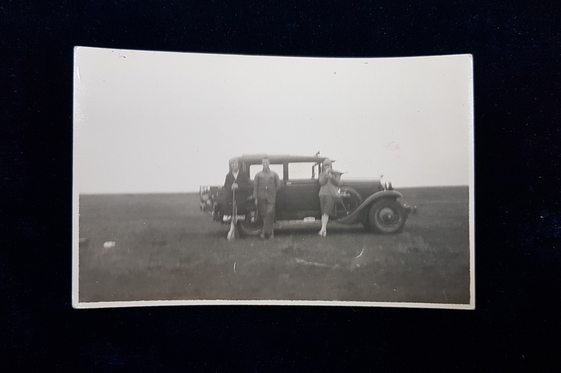 DOUA TINERE SI SOFERUL , POZAND LANGA O MASINA DE EPOCA , IN CAMP  , FOTOGRAFIE TIP CARTE POSTALA , MONOCROMA, DATATA 1928