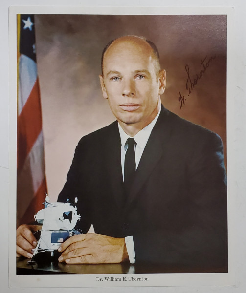 Dr. WILLIAM E. THORTON  (1929 - 2021 ) , ASTRONAUT AMERICAN , FOTOGRAFIE OFICIALA NASA , SEMNATA , 1969