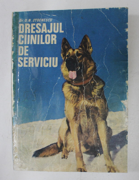 DRESAJUL CAINILOR DE SERVICIU de D.N. STOENESCU , 1977 , COPERTA CU URME DE UZURA , COTORUL INTARIT CU BANDA ADEZIVA *