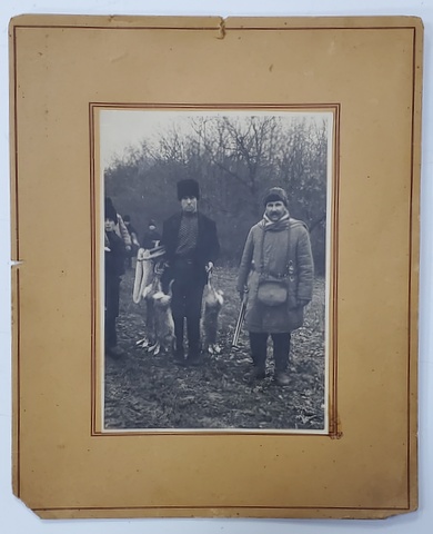 DUPA VANATOAREA DE IEPURI , VANATOR CU UNUL DINTRE HAITASI , FOTOGRAFIE , 1938