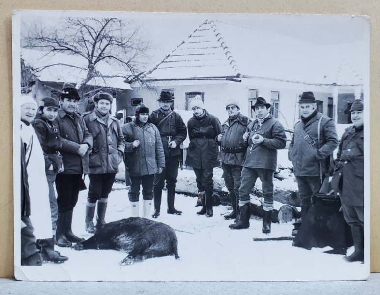 DUPA VANATOAREA  LA MISTRET , POZA DE GRUP , IANUARIE 1984