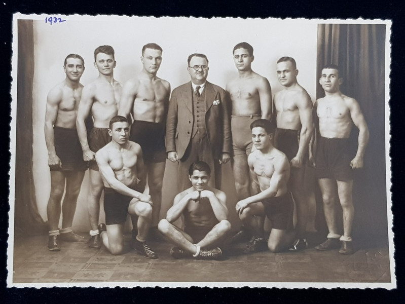 ECHIPA DE BOX  A DOMNULUI I. POPESCU , FOTOGRAFIE DE GRUP , MONOCROMA , DATATA MAI 1932