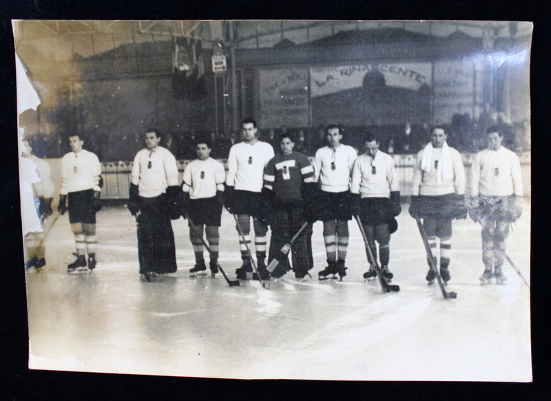 ECHIPA NATIONAL DE HOCHEI PE GHEATA A ROMANIEI LA CAMPIONATUL MONDIAL DIN ITALIA , FOTOGRAFIE DE L . BORDIN , MILANO , MONOCROMA, PE HARTIE LUCIOASA , PERIOADA INTERBELICA , PREZINTA EXFOLIERI PE PARTEA STANGA *