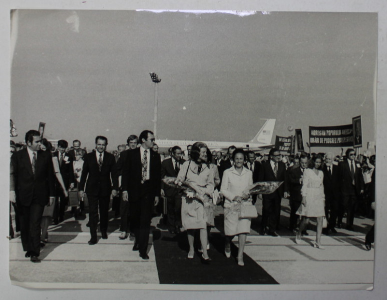 ELENA  CEAUSESCU , STEFAN VOITEC , MANEA MANESCU , INTAMPINAND O INALTA DELEGATIE AMERICANA , LA AEROPORTUL OTOPENI , FOTOGRAFIE ,  ANII '70