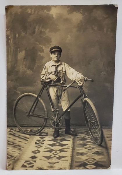 ELEV CU BICICLETA ,  IN STUDIO , CARTE POSTALA , 1920