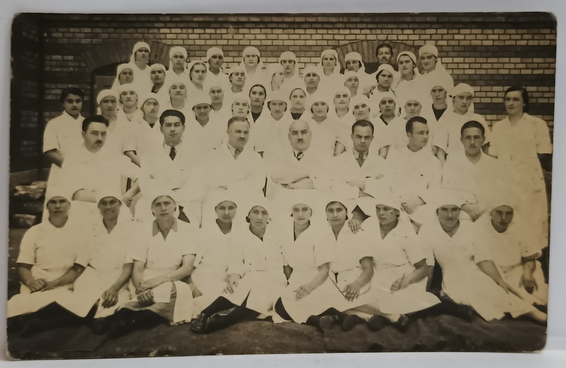 ELEVE DE LA SCOALA DE MOASE DIN CLUJ , POZA DE GRUP CU MEDICII PROFESORI , FORMAT CARTE POSTALA , 1937