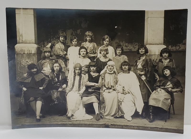 ELEVE DUPA REPREZENTATIA UNEI PIESE DE TEATRU , IN COSTUME , FOTOGRAFIE DE GRUP , INTERBELICA