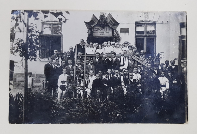 ELEVI SI CADRE DIDACTICE , FOTOGRAFIE DE GRUP IN FATA SCOLII , TIP CARTE POSTALA , 1931