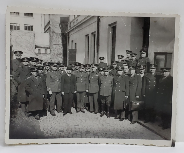 ELEVII SCOLII SUPERIOARE DE RAZBOI , SECTIA MEDICI , 1938 , FOTOGRAFIE DE GRUP , OMAGIU ADUS GENERALULUI ALEXANDRU SAIDAC *