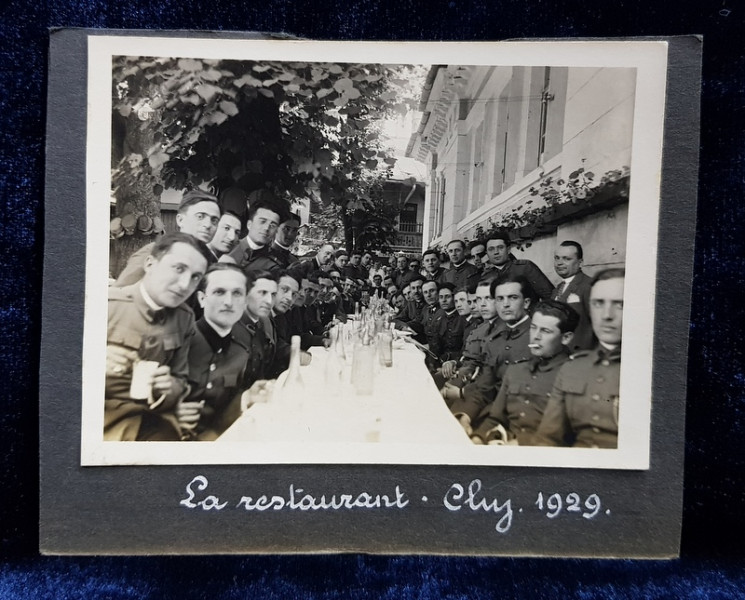 ELEVII UNEI SCOLI MILITARE LA RESTAURANT IN CLUJ , POZA DE GRUP , MONOCROMA , PE HARTIE LUCIOASA , DATATA 1929